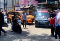 1762535665999-ambulans-pmi-kota-bandung-memboyong-mayat-di-konter-hp-sukajadi-ke-rumah-sakit-sartika-asih-bandung-1762493454069_169