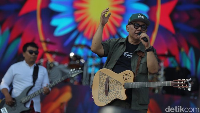 1762578776769-penampilan-doel-sumbang-di-konser-west-java-festival-2023-di-stadion-siliwangi-kota-bandung-minggu-392023_169