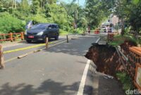 1762578809088-jembatan-cikaleho-di-jalan-nasional-ciamis-cirebon-ambruk-diduga-akibat-pondasi-tergerus-air-saat-hujan-deras-1762573184745_169