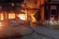 1762578949567-petugas-saat-memadamkan-api-yang-membakar-pesantren-babul-maghfirah-aceh-besar-foto-dok-pemadam-kebakaran-aceh-besar-1762416108345_43