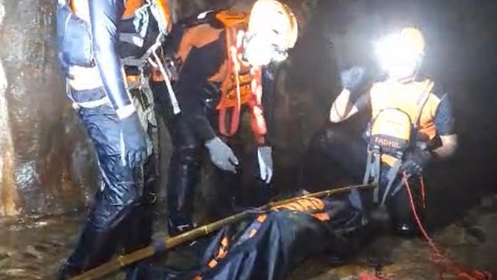 1762578974114-tim-sar-mengevakuasi-jenazah-memed-pemburu-kelelawar-di-goa-lalay-pangandaran-1762507353191_169