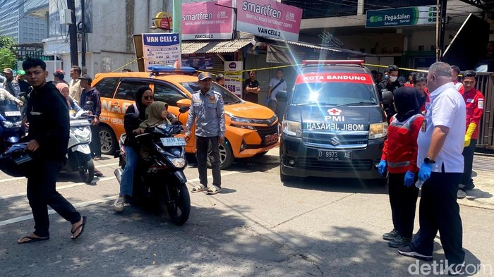 1762578994250-ambulans-pmi-kota-bandung-memboyong-mayat-di-konter-hp-sukajadi-ke-rumah-sakit-sartika-asih-bandung-1762493454069_169