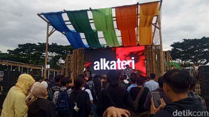 1762600498987-penampilan-band-alkateri-di-wjf-2025-1762597067712_169