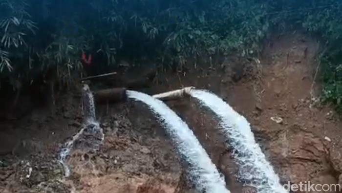 1762600638519-pipa-pdam-tirta-sukapura-tasikmalaya-putus-tergerus-longsor-1762592271015_169