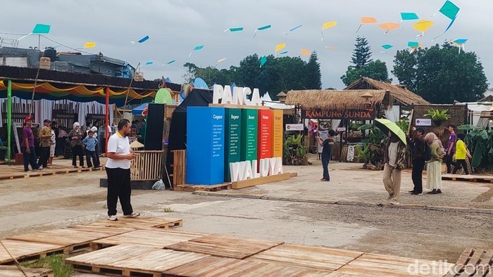 1762600672219-pengunjung-berpayung-nikmati-suasana-west-java-festival-yang-diwarnai-gerimis-1762589138798_169