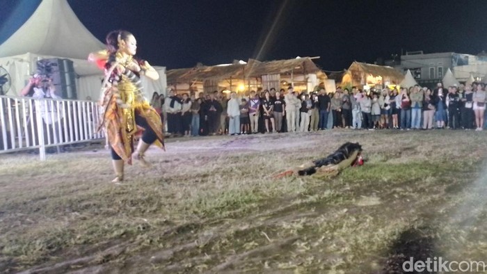 1762622018978-tari-berokan-dari-indramayu-di-wjf-2025-1762609763820_169