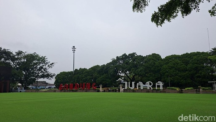 1762665232723-taman-alun-alun-kota-bandung-1747817037582_169