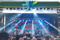 1762686778908-penampilan-doel-sumbang-saat-event-west-java-festival-wjf-2025-di-kiara-artha-park-kota-bandung-minggu-9112025-1762684360274_169