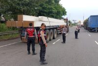 1762686951313-petugas-gabungan-saat-menertibkan-truk-yang-berhenti-di-pintu-tol-1762658781079_169