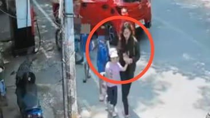 1762686977964-tangkapan-layar-rekaman-cctv-saat-bilqis-diduga-diculik-wanita-1762322343423_169