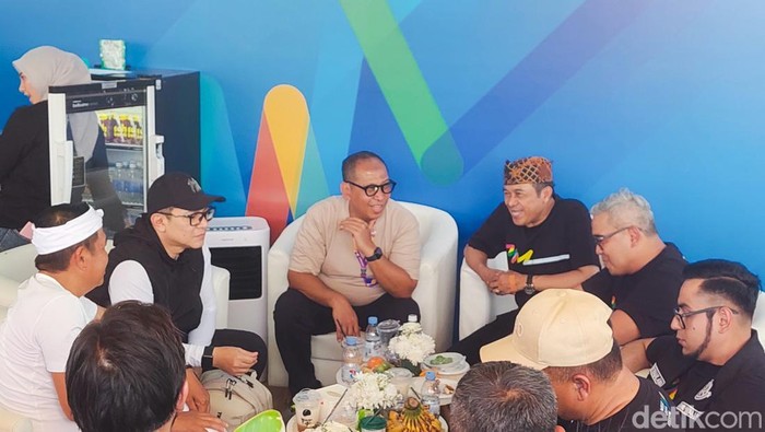 1762687032416-wali-kota-cimahi-ngatiyana-dan-kepala-daerah-berkumpul-di-wjf-2025-1762675372260_169