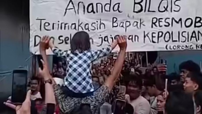 1762708725230-momen-balita-bernama-bilqis-4-digendong-ayahnya-saat-disambut-kedatangannya-oleh-warga-di-makassar-1762685106114_169