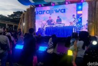 1762708774573-layar-lebar-diluar-venue-utama-wjf-2025-dimanfaatkan-pengunjung-yang-bawa-anak-untuk-nonton-konser-1762689214113_169