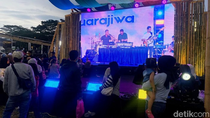 1762708774573-layar-lebar-diluar-venue-utama-wjf-2025-dimanfaatkan-pengunjung-yang-bawa-anak-untuk-nonton-konser-1762689214113_169