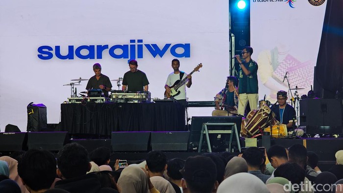 1762708790581-penampilan-suarajiwa-musisi-asal-prancis-di-wjf-2025-1762686747290_169