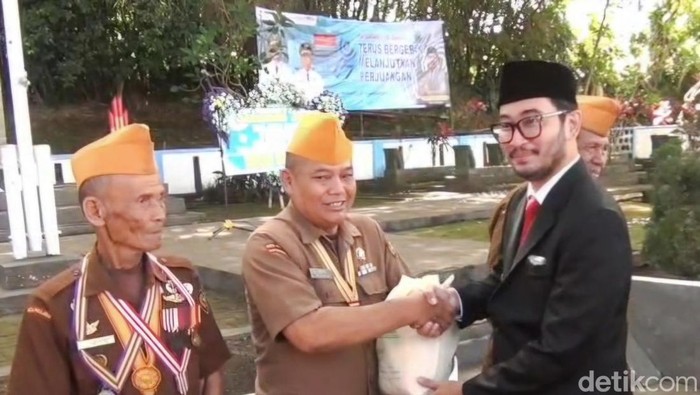 1762773247800-bupati-bandung-barat-jeje-ritchie-ismail-berikan-santunan-untuk-veteran-di-hari-pahlawan-1762768449126_169