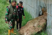 1762773280370-petugas-cek-batu-berukuran-besar-yang-menggelinding-dari-gunung-batu-lembang-1762748013476_43
