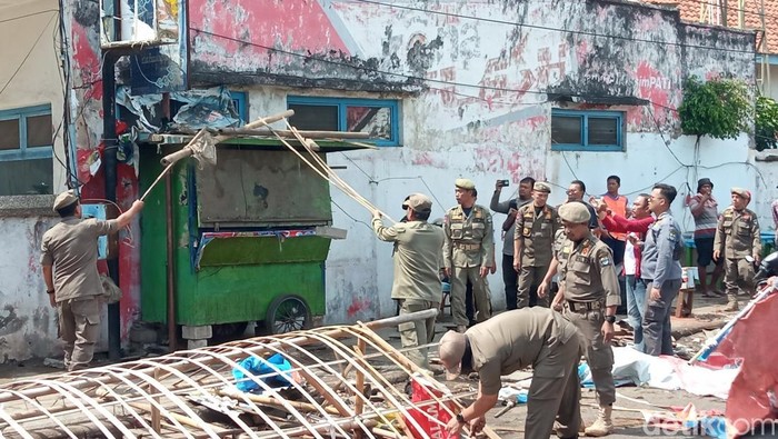 1762773383496-penertiban-lapak-pkl-di-jalan-stasiun-kejaksan-kota-cirebon-1762752594528_169