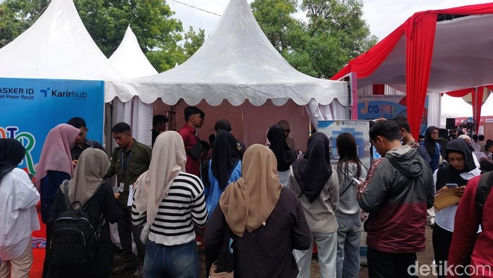 1762859756950-suasana-job-fair-hybrid-di-balai-latihan-kerja-blk-cirebon-1762845490713_169
