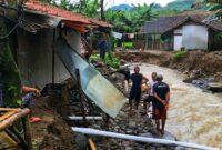 1762859794745-warga-memeriksa-bangunan-yang-tergerus-aliran-sungai-usai-banjir-di-desa-cidadap-kecamatan-simpenan-kabupaten-sukabumi-sebagia-1762843772811_169