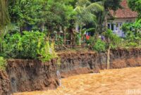 1762924381019-arus-sungai-terus-mendesak-ke-permukan-warga-memilih-untuk-mengungsi-1762923715640_169