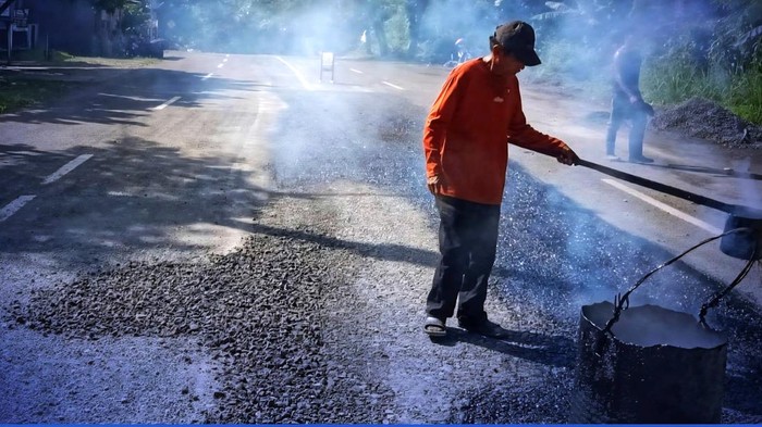 1762946092434-proses-perbaikan-jalan-oleh-dinas-pu-kabupaten-sukabumi-1762927593289_169