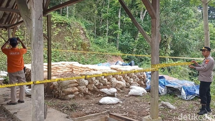 1762967740984-polisi-menutup-area-tambang-emas-ilegal-di-kecamatan-karangjaya-kabupaten-tasikmalaya-1762765187177_169