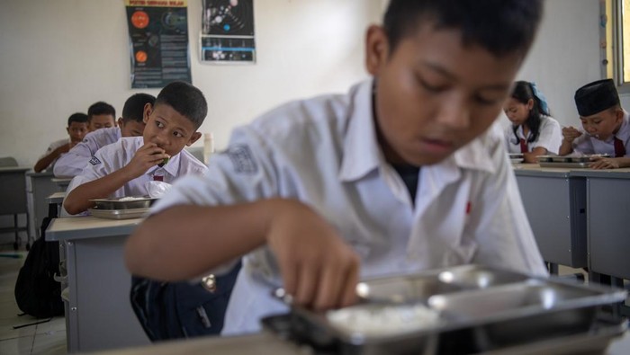 1762989141716-anak-sekolah-di-sumsel-antusias-nikmati-program-makan-bergizi-gratis-1760435548624_169