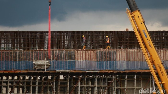 1763010825556-para-pekerja-berjalan-di-sekitar-proyek-tol-jogja-bawen-di-tempel-sleman-rabu-2622025-1740564139079_169