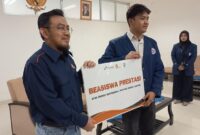 1763011148700-penyerahan-beasiswa-pada-mahasiswa-polban-1762990216368_169