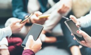 1763053963385-ilustrasi-menggunakan-smartphone-atau-ponsel-1754383000994_169