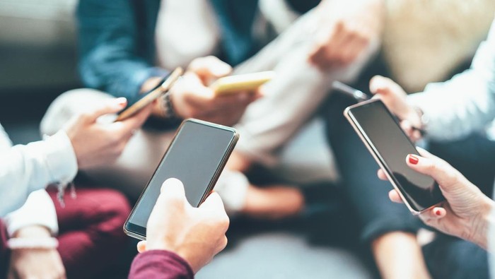 1763053963385-ilustrasi-menggunakan-smartphone-atau-ponsel-1754383000994_169
