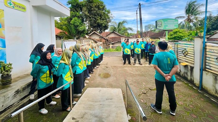 1763053995685-petugas-puskesmas-ciracap-mengikuti-apel-hari-kesehatan-nasional-ke-61-sebagai-wujud-komitmen-meningkatkan-pelayanan-kesehatan-1763004970269_169