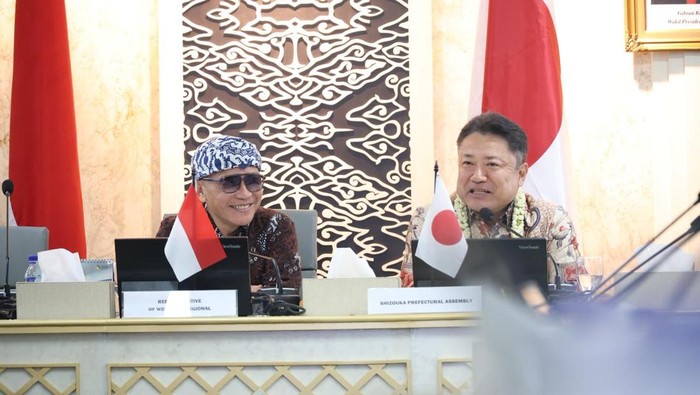 1763054001395-dprd-jabar-saat-menggelar-pertemuan-dengan-parlemen-dari-shizouka-1763012057829_169