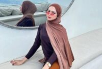 1763054168344-sister-hong-lombok-viral-bernama-deni-berasal-dari-praya-timur-lombok-tengah-dan-akrab-disapa-dea-lipa-foto-facebook-dianaarka-1762959803614_169