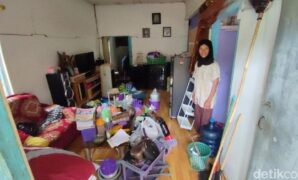 1763054222856-yuyun-warga-terdampak-pergerakan-tanah-di-desa-payungagung-panumbangan-ciamis-sedang-bersiap-untuk-pindah-karena-rumahnya-rusa-1763017827158_169