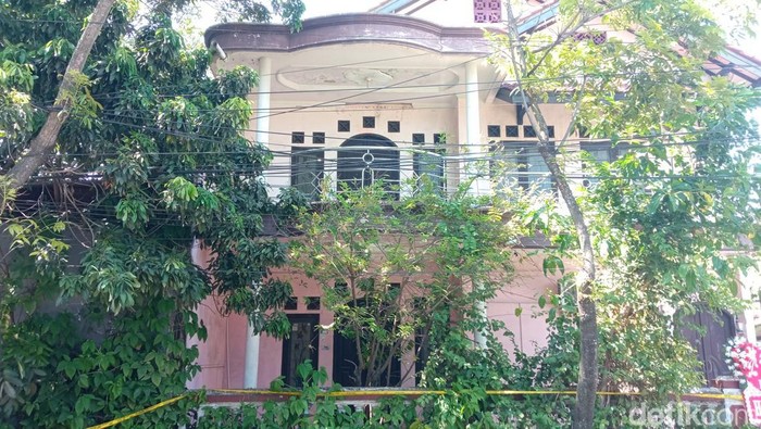 1763097332964-tkp-penemuan-lima-jenazah-yang-terkubur-di-sebuah-rumah-kabupaten-indramayu-1756789242833_169