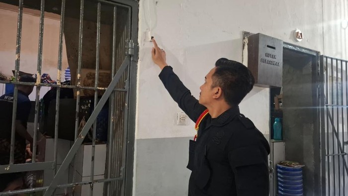 1763118844241-petugas-lapas-sumedang-saat-menunjukan-sistem-inovatif-bernama-sigap-sistem-gawat-darurat-dan-pertolongan-1763100334901_169