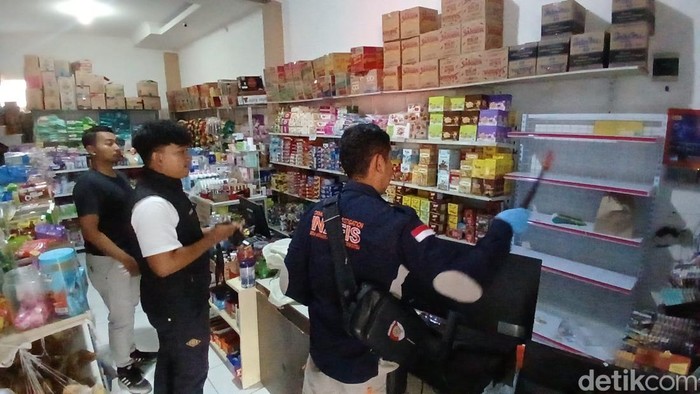 1763118860852-polisi-saat-melakukan-penyelidikan-di-toko-yang-dibobol-maling-di-tasikmalaya-1763100893869_169