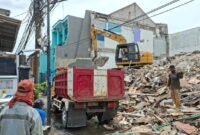 1763119001640-rumah-ahmad-sahroni-dibongkar-1763101812580_169