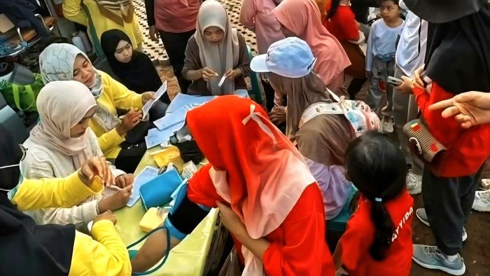 1763119012280-petugas-puskesmas-sekarwangi-memeriksa-kesehatan-warga-dalam-kegiatan-pemeriksaan-kesehatan-gratis-yang-digelar-untuk-masyarak-1763090458170_169