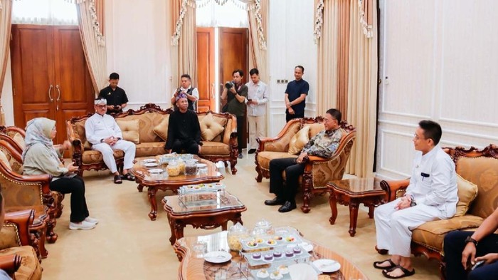 1763140497372-bupati-ciamis-herdiat-sunarya-menerima-kunjungan-tim-visitasi-makuta-binokasih-provinsi-jawa-barat-di-ruang-vip-pendopo-1763101242402_169