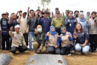 1763140538038-wali-kota-cimahi-ngatiyana-saat-laksanakan-program-gerakan-tanam-cabai-di-lahan-pertanian-1763126834920_169