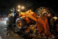 1763140612116-pembersihan-gunungan-sampah-di-gunung-batu-bandung-1763089413144_169