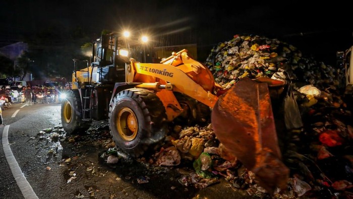 1763140612116-pembersihan-gunungan-sampah-di-gunung-batu-bandung-1763089413144_169