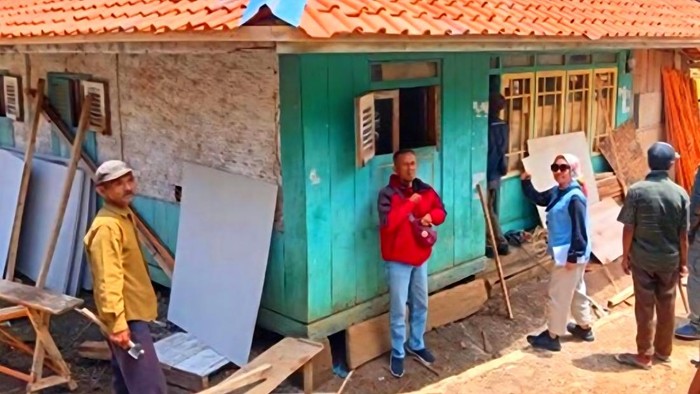 1763162008350-petugas-disperkim-kabupaten-sukabumi-memantau-perbaikan-rtlh-di-lapangan-untuk-memastikan-kualitas-pembangunan-1763105389599_169