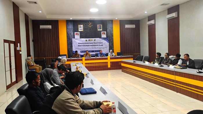 1763162026563-suasana-pelatihan-penyusunan-business-plan-yang-digelar-dkukm-kabupaten-sukabumi-untuk-penguatan-kapasitas-umkm-dan-koperasi-1763114596791_169
