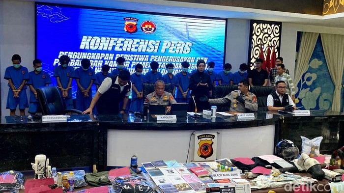 1763183623054-polda-jabar-tetapkan-42-tersangka-demo-rusuh-di-bandung-1758014411549_169