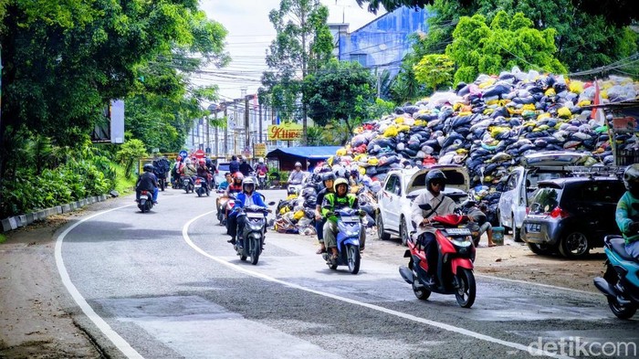 1763183785170-gunungan-sampah-di-jalan-gunung-batu-kota-bandung-1763006702599_169