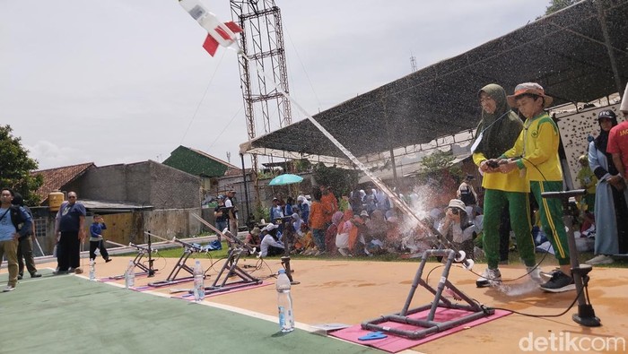 1763205223263-anak-anak-sd-saat-mengkuti-lomba-roket-air-1763194185399_169